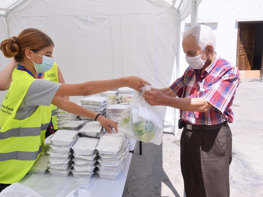 Volunteer distributing food