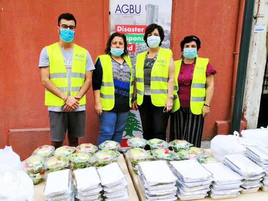 volunteers distributing food